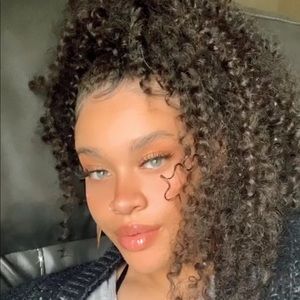 Meet your Posher, Akealy